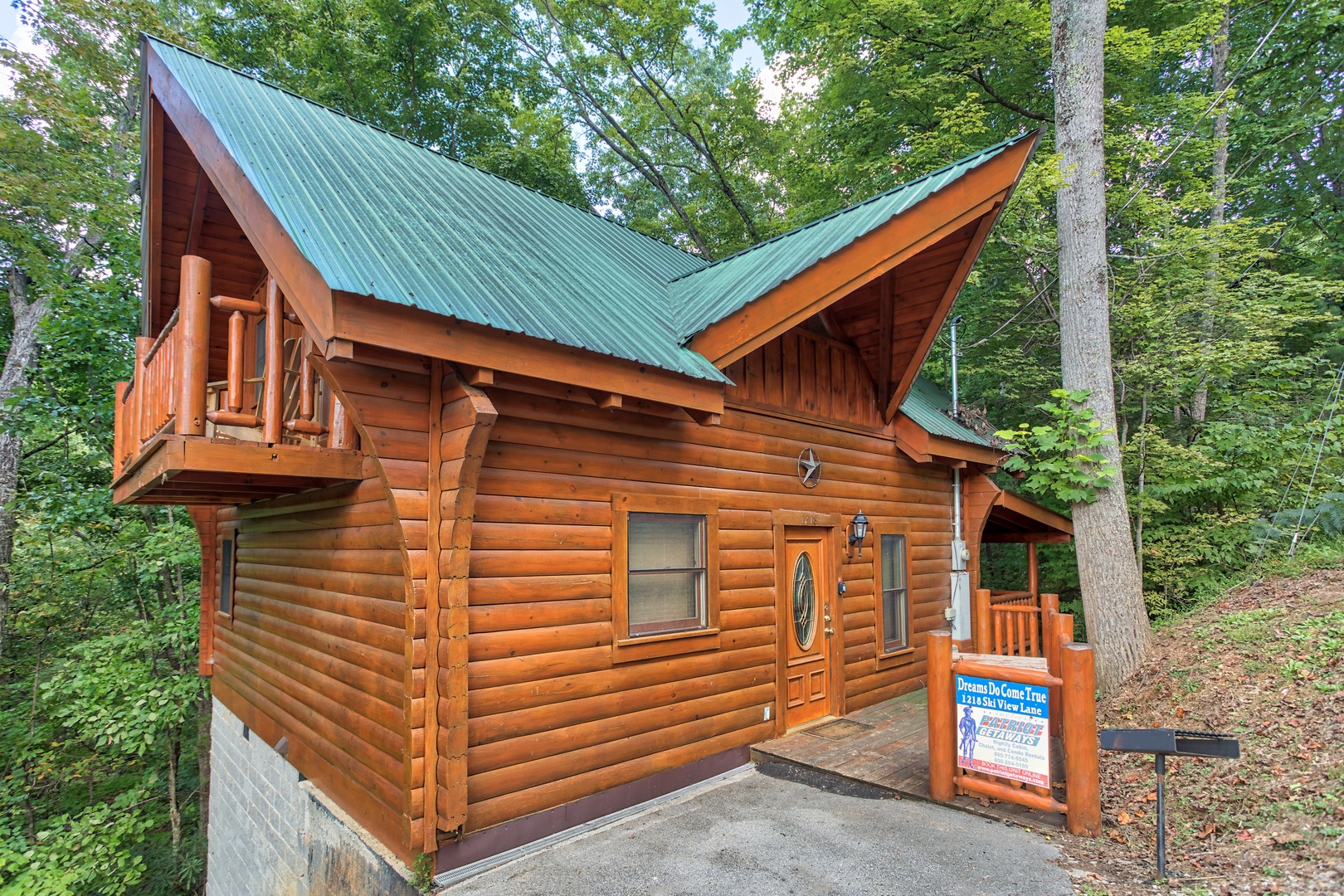 Entry and front porch at Dreams Do Come True, a 1-bedroom cabin rental located in Pigeon Forge