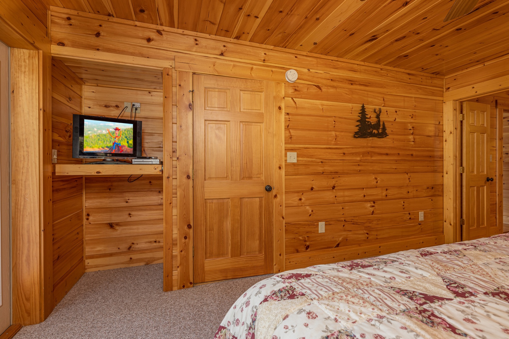 Bedroom with a TV at Sensational Views, a 3 bedroom cabin rental located in Gatlinburg