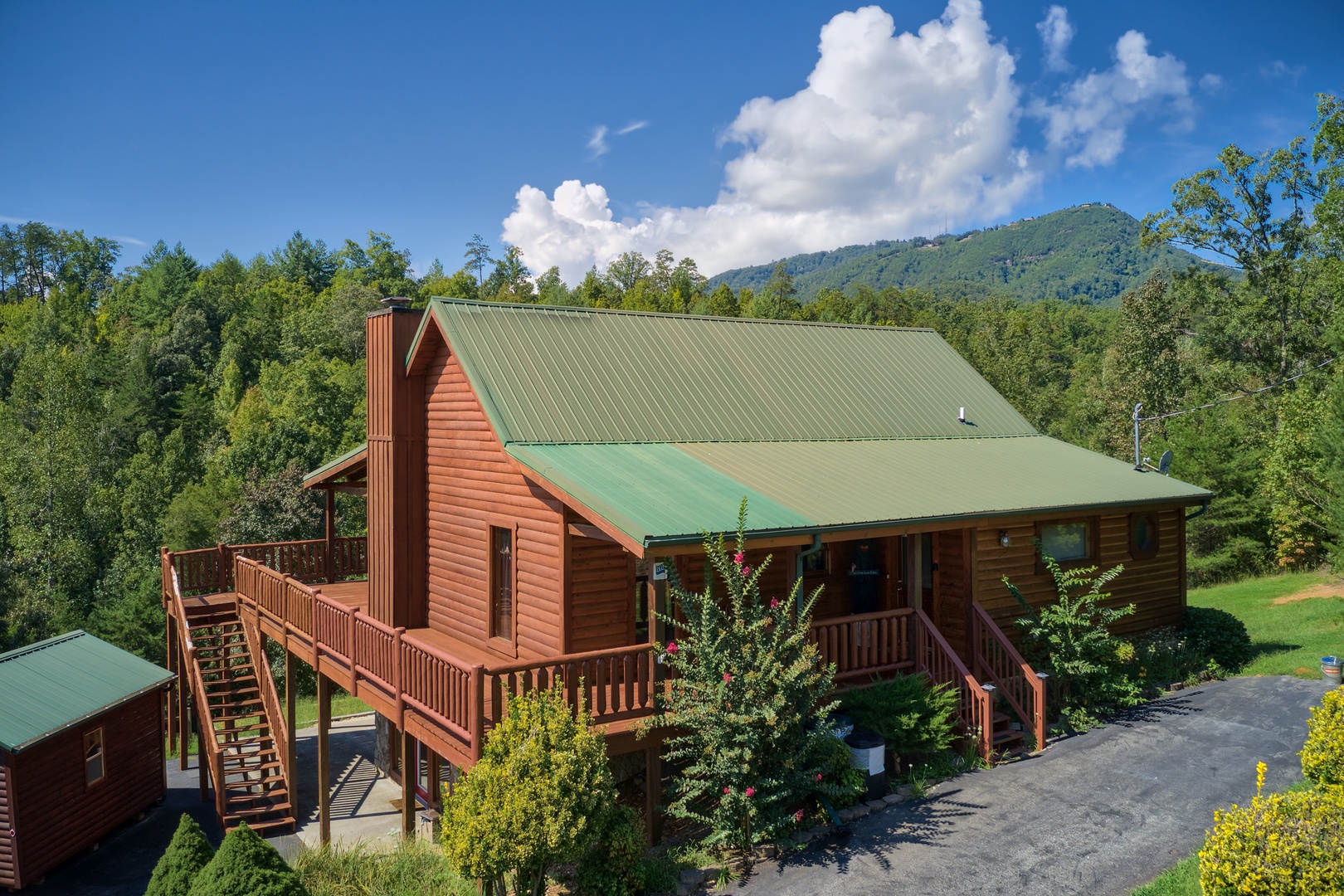 Parking area and cabin entrance at Cabin Fever, a 4-bedroom cabin rental located in Pigeon Forge