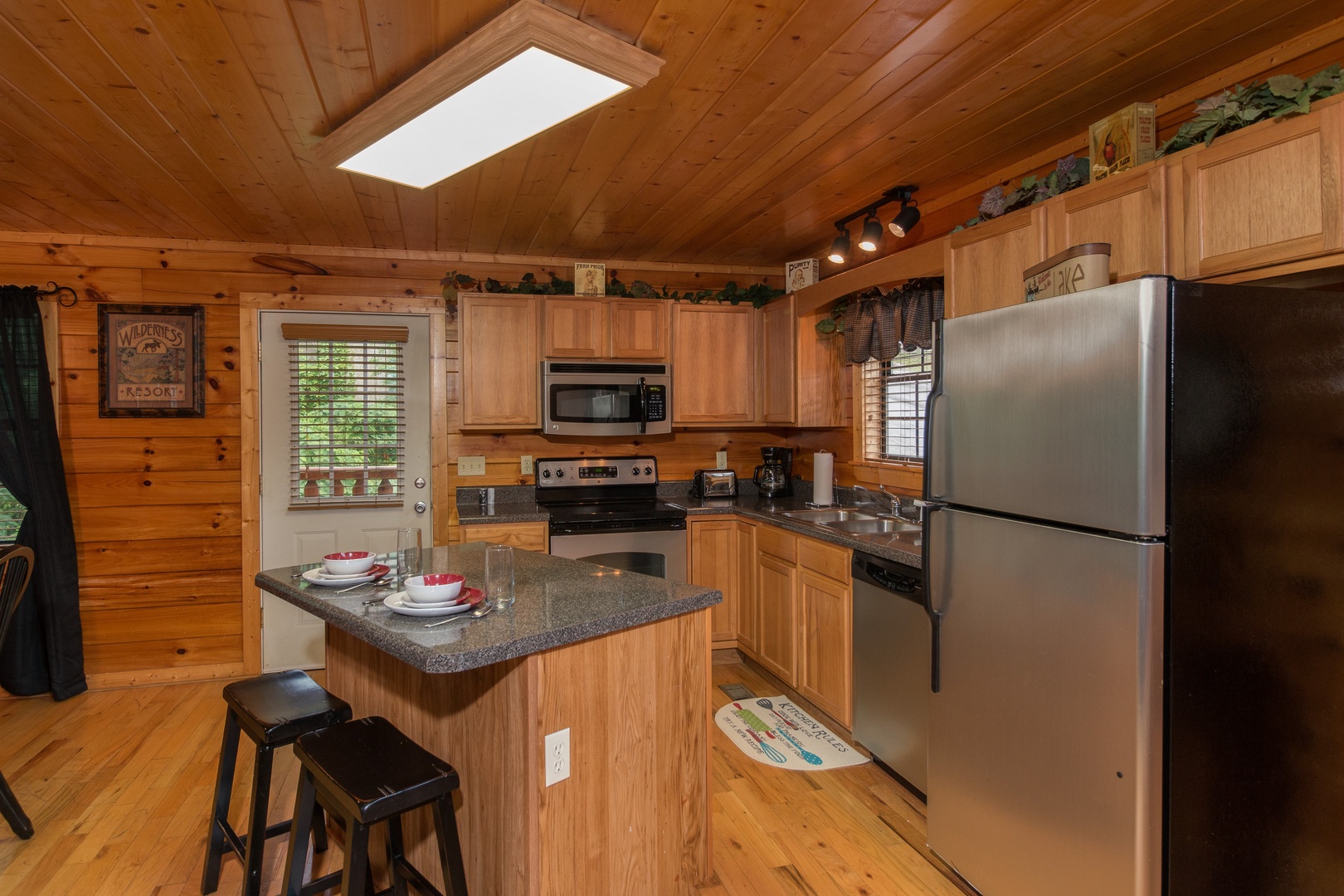 Kitchen with breakfast nook at Family Ties Lodge