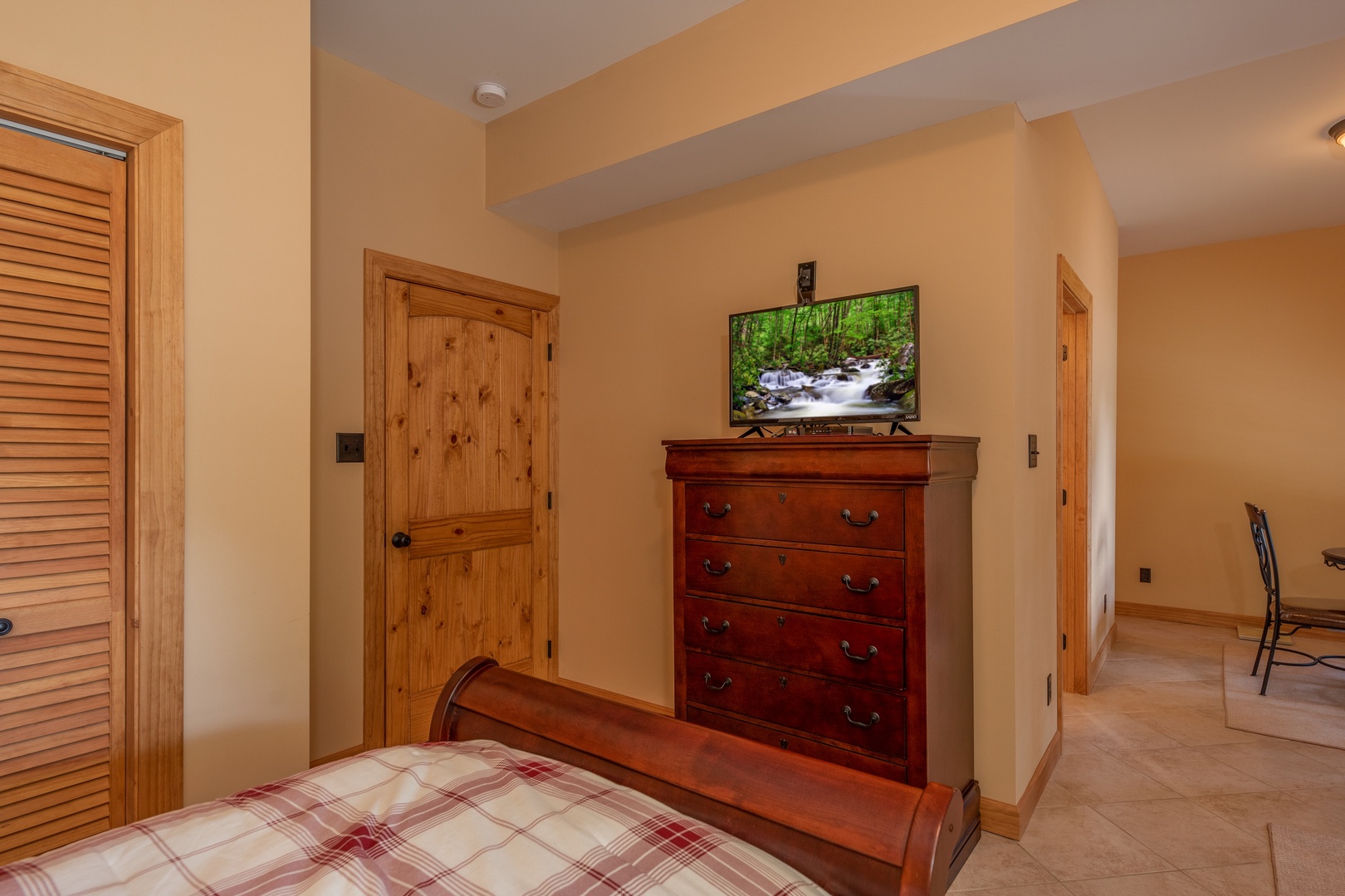 Dresser and TV in a bedroom at Mountain Lake Getaway, a 3 bedroom cabin rental located at Douglas Lake