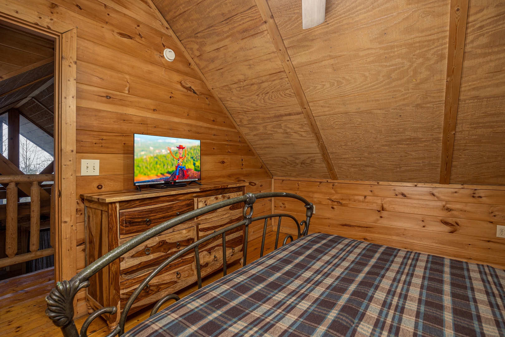 Upstairs bedroom TV at Lincoln Logs, a 2 bedroom cabin rental located in Gatlinburg