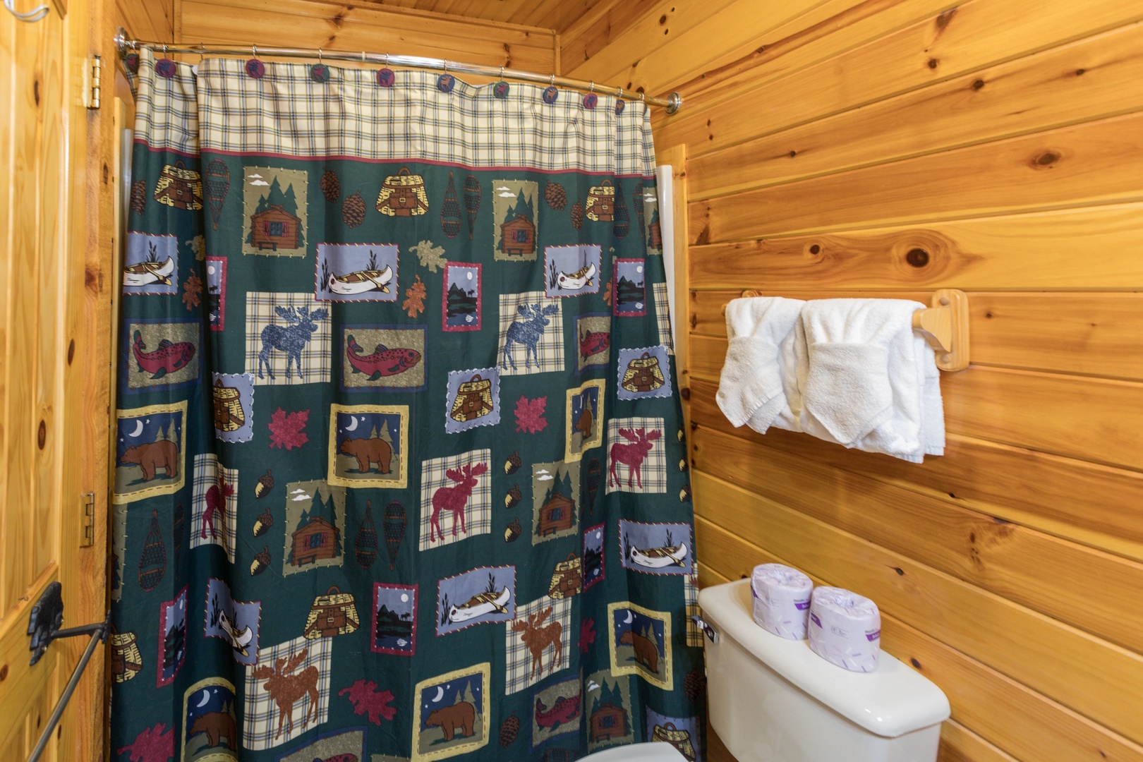 Third bathroom at Bear Country, a 3-bedroom cabin rental located in Pigeon Forge