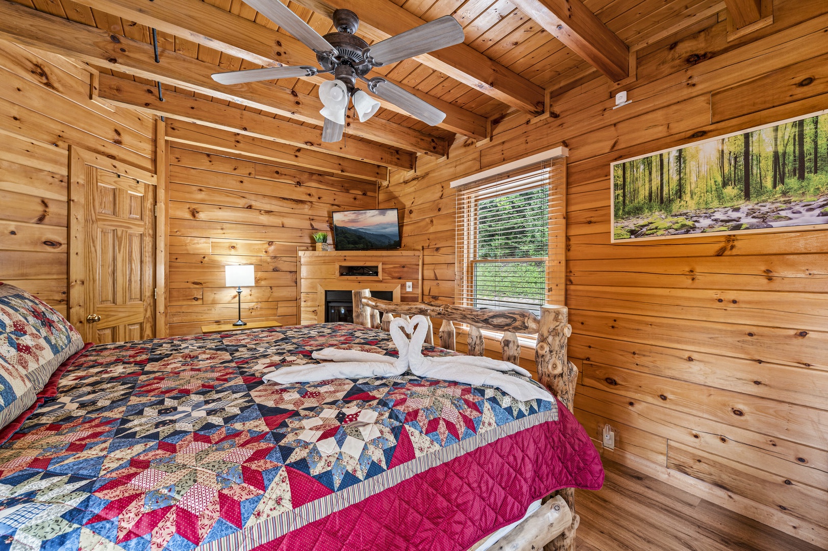 Bedroom with flat screen and d√©cor at Bear Sunrise