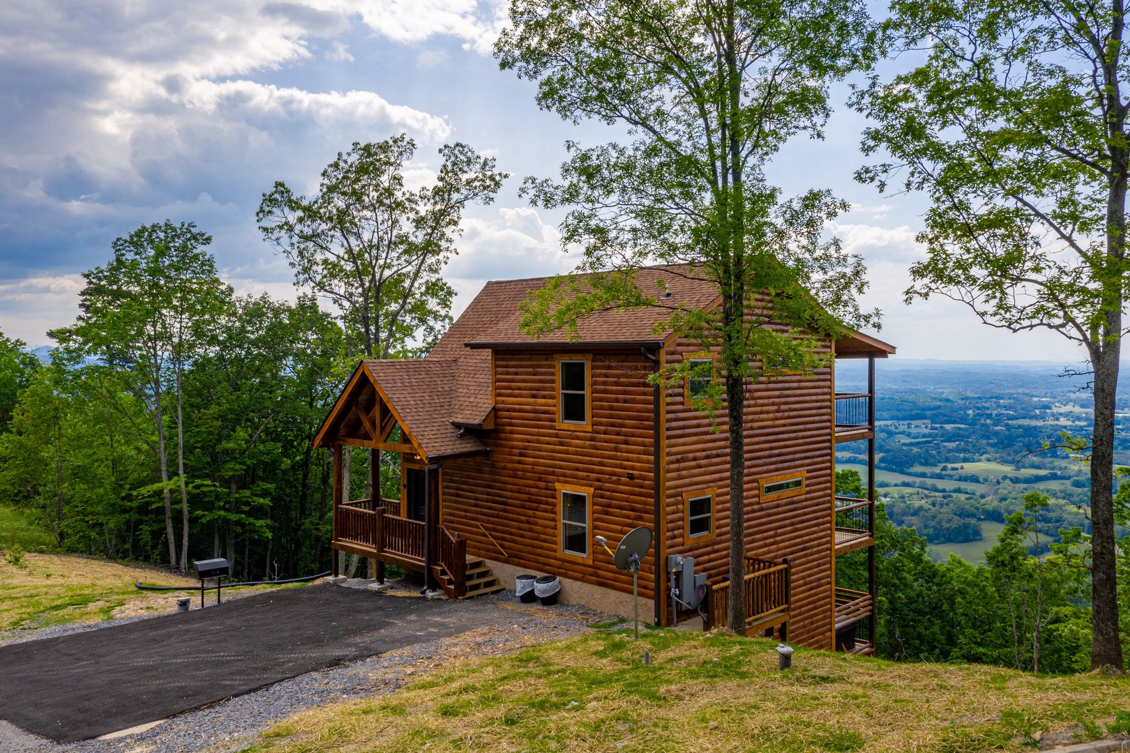 Driveway and cabin at 4 States View, a 2 bedroom cabin rental located in Pigeon Forge