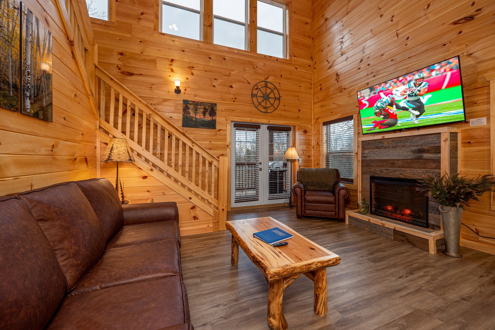 Living room at Mountain Pool & Paradise, a 3 bedroom cabin rental located in Pigeon Forge