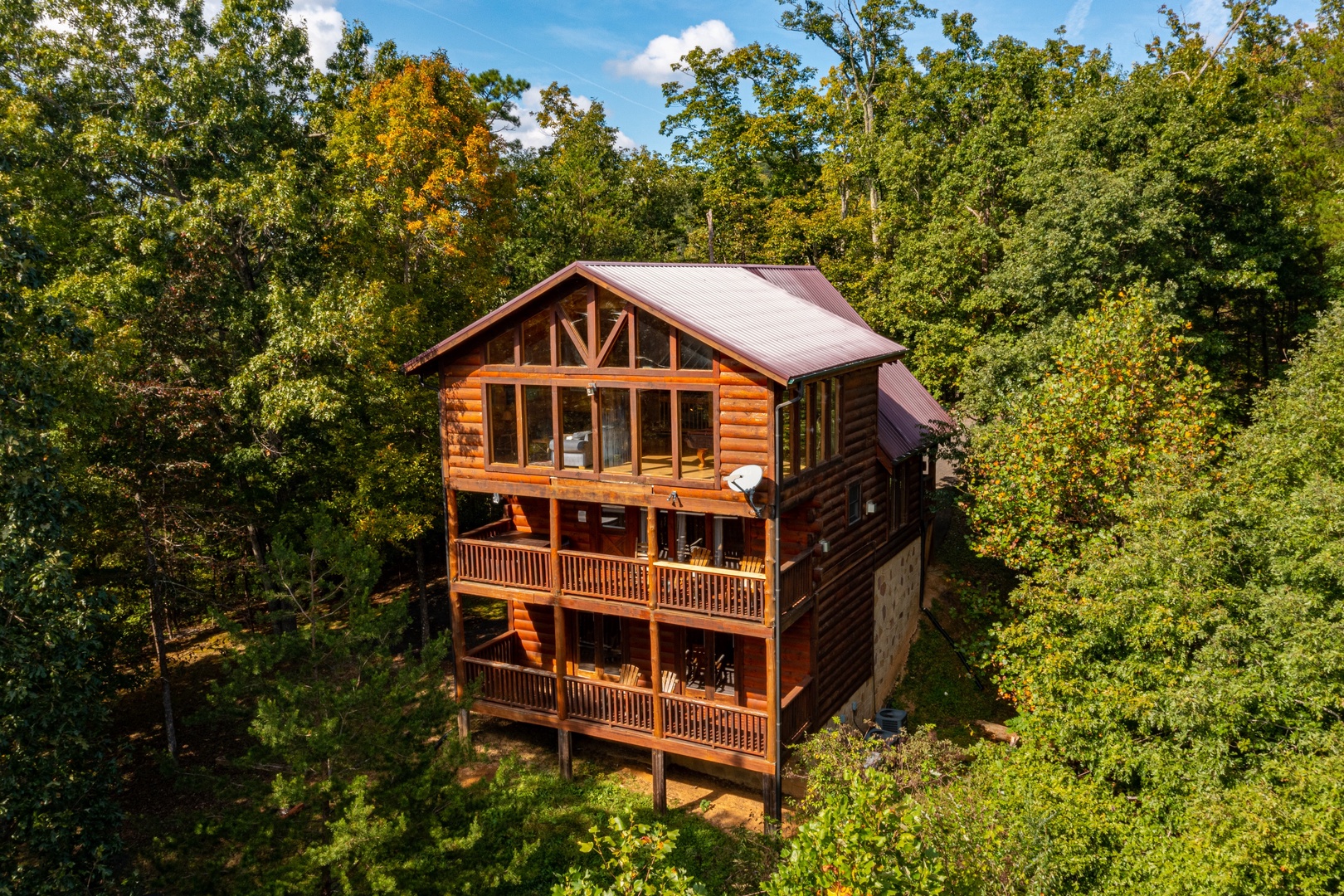 External side view at The Great Outdoors, a 3 bedroom cabin rental located in Pigeon Forge