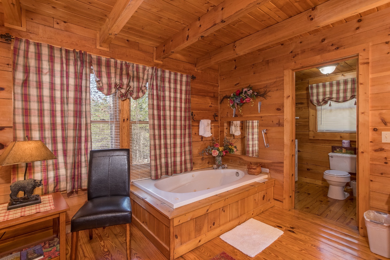 Jacuzzi tub in the first floor bedroom with an ensuite at Cloud 9, a 1-bedroom cabin rental located in Pigeon Forge