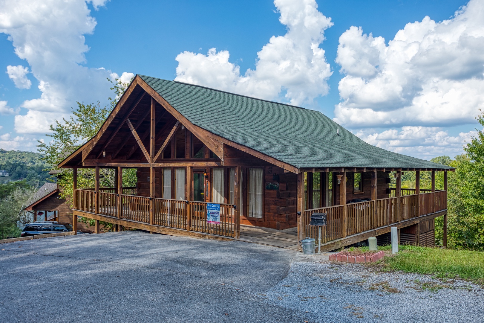 Flat parking and the main entrance at Bear Country, a 3-bedroom cabin rental located in Pigeon Forge