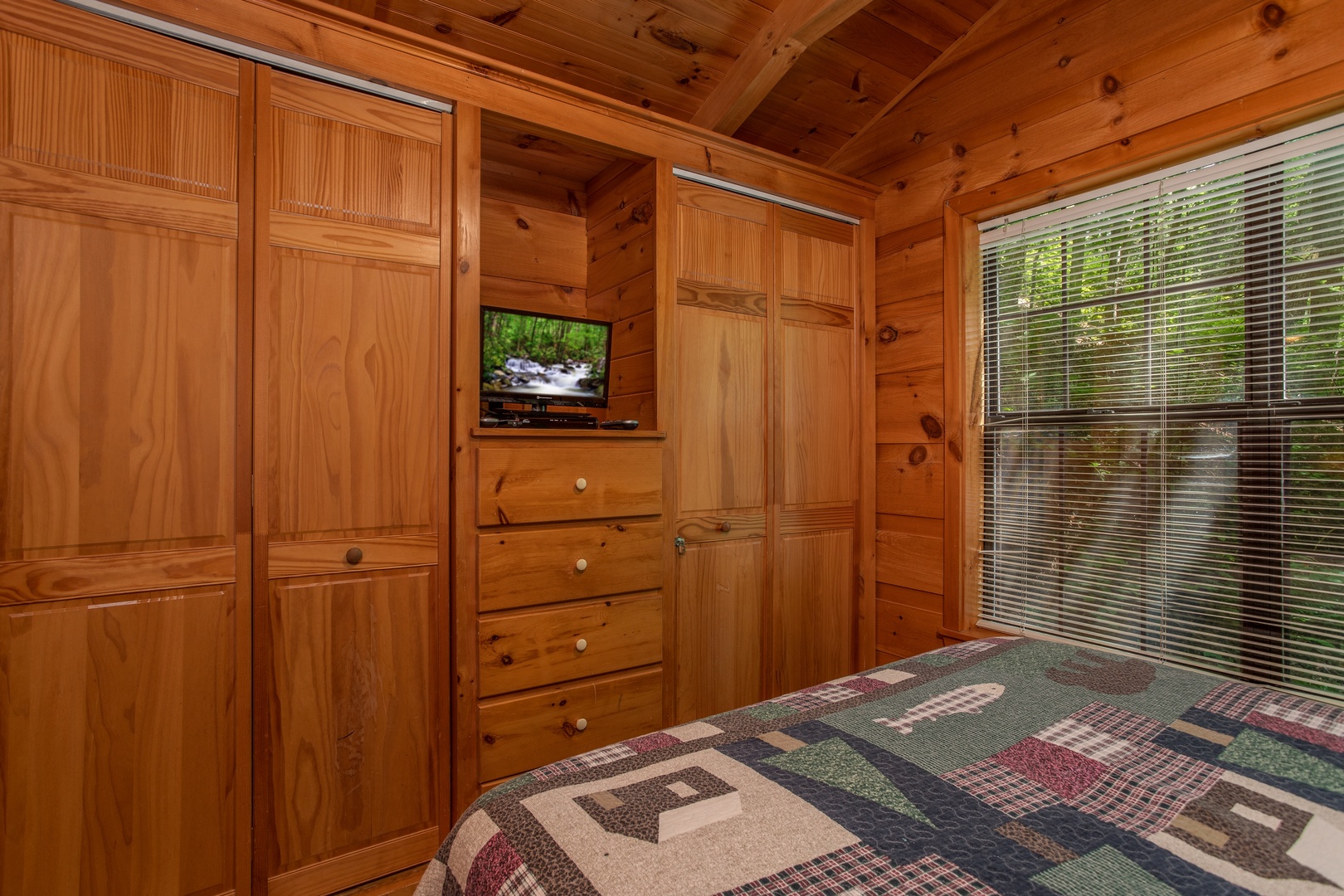 bedroom closets with television at angel's dream a 1 bedroom cabin rental located in gatlinburg