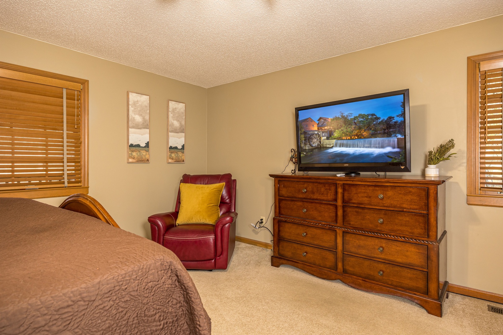 Bedroom TV at Rocky Top Ridge Views