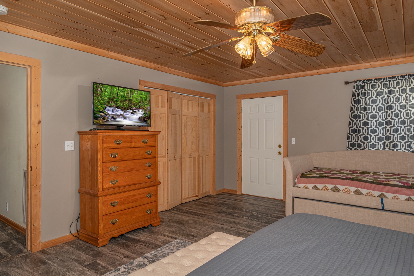 Dresser and TV in a bedroom at Bearadise 4 Us, a 3 bedroom cabin rental located in Pigeon Forge