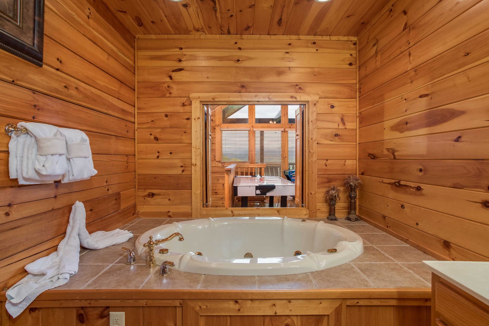Jacuzzi in the second floor bathroom at Howlin' in the Smokies, a 2 bedroom cabin rental located in Pigeon Forge