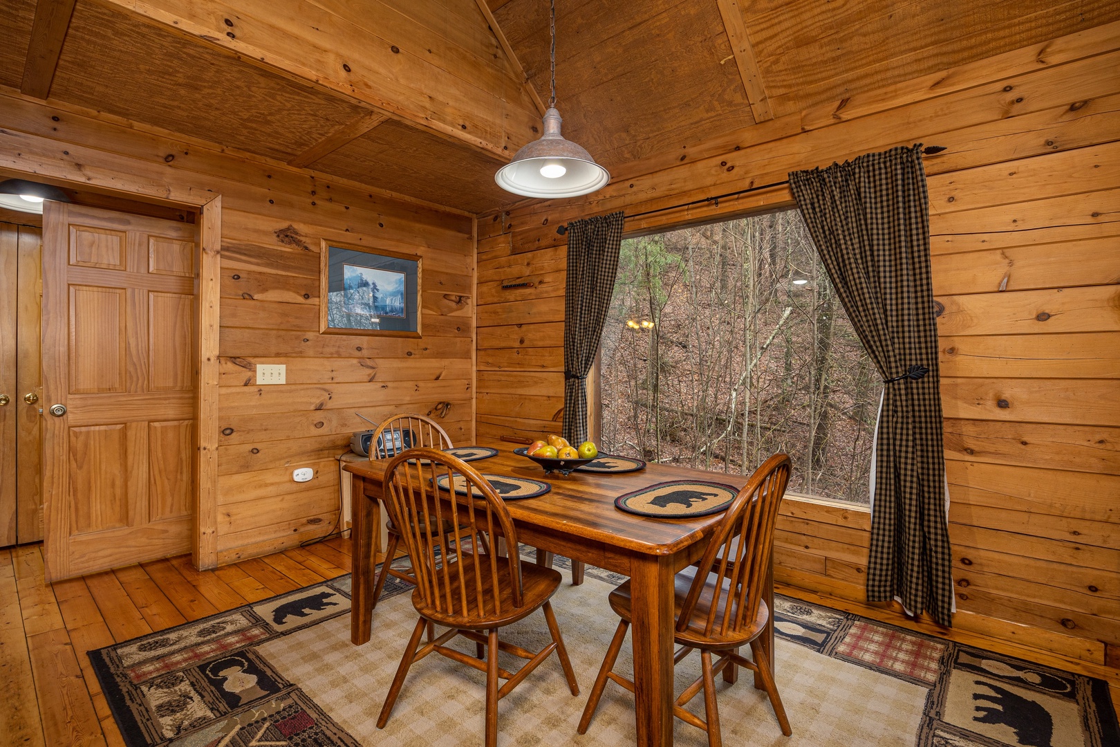 Dining for 4 at Lincoln Logs, a 2 bedroom cabin rental located in Gatlinburg