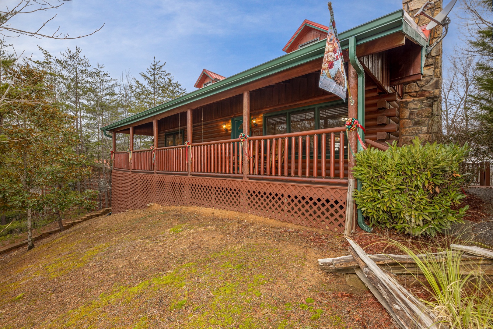 Yard and cabin at Pigeon Forge Pleasures, a 3 bedroom cabin rental located in Pigeon Forge