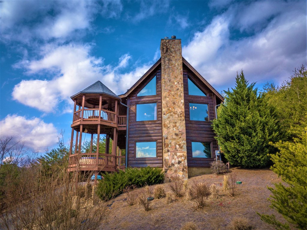 Blue sky at Mountain Mama, a 3 bedroom cabin rental located in Pigeon Forge