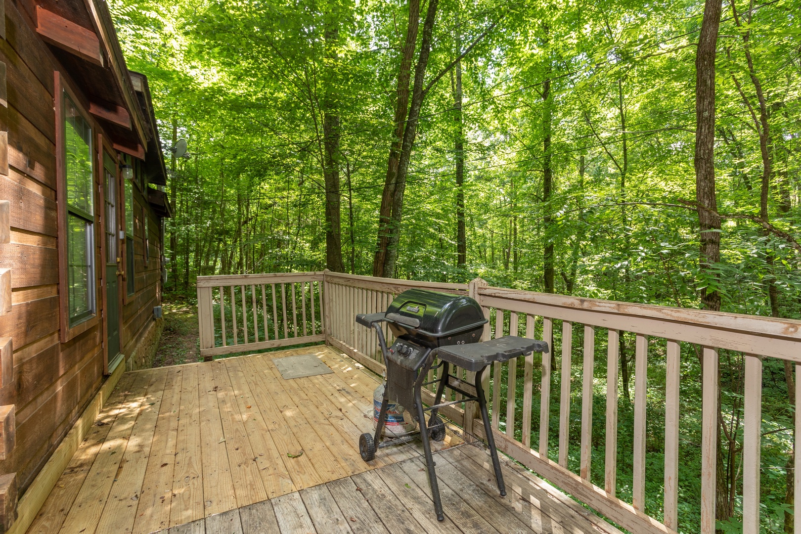 deck with grill at angel's dream a 1 bedroom cabin rental located in gatlinburg