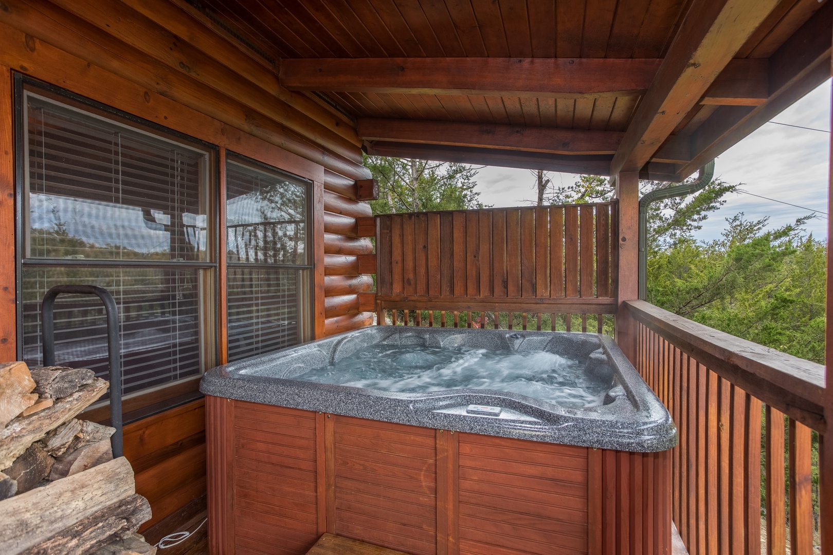 Hot tub at Eagle's Nest, a 2-bedroom cabin rental located in Sevierville