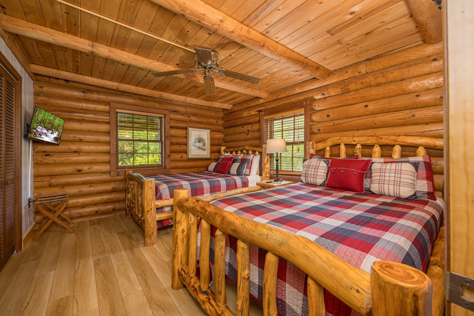 Twin log beds at Moonlit Mountain Lodge