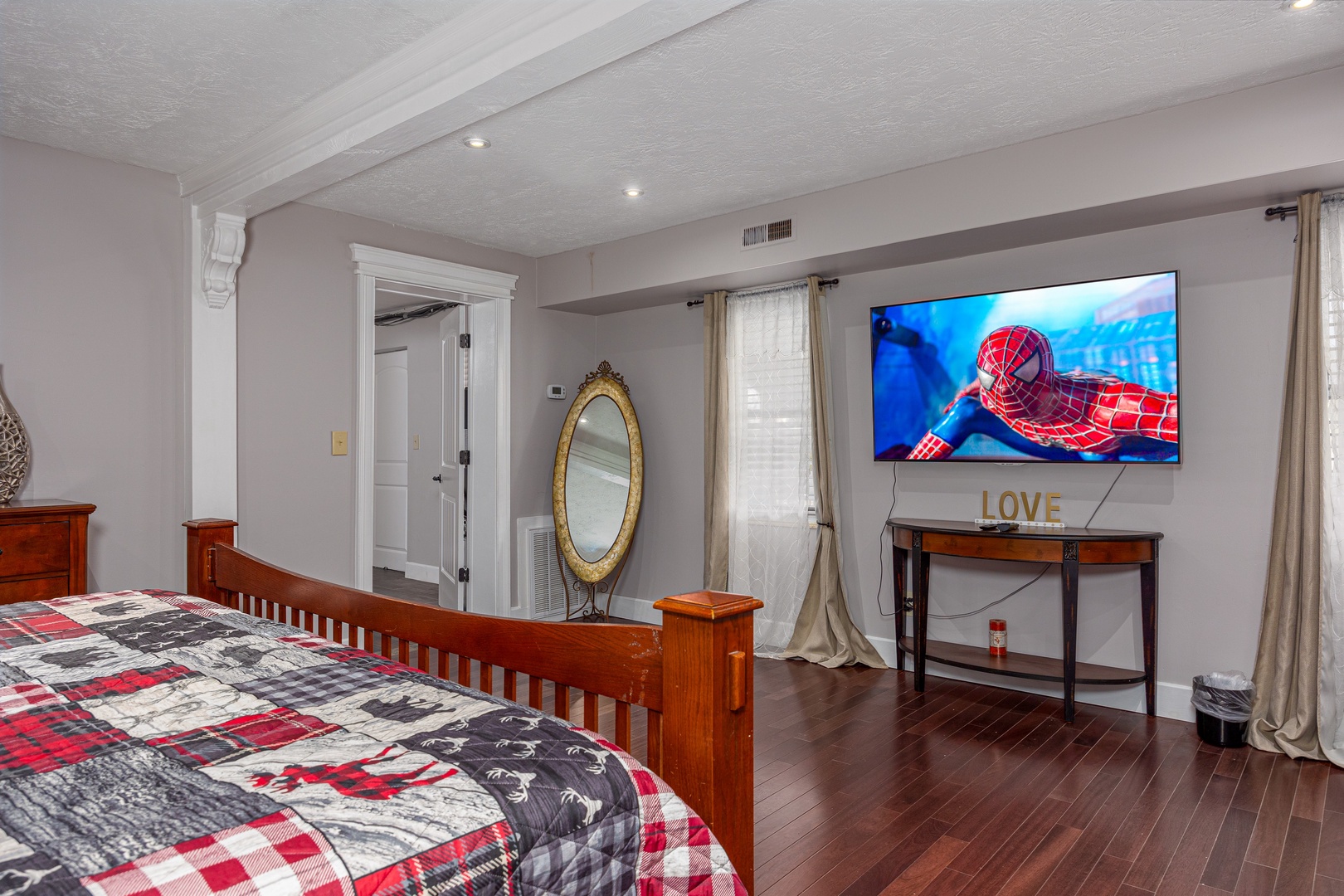 Master bedroom Flat Screen Tv at Hoop Dreams Lodge