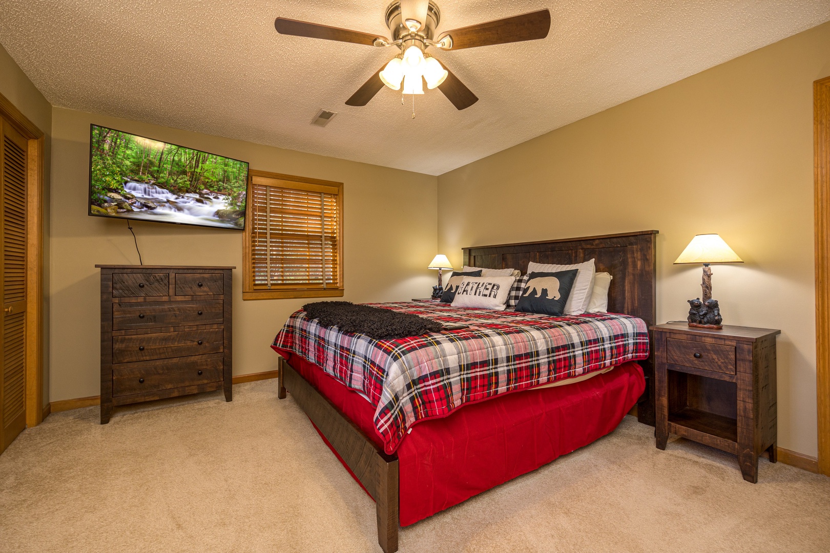 Bedroom With Nightstand and Dresser at Rocky Top Ridge Views