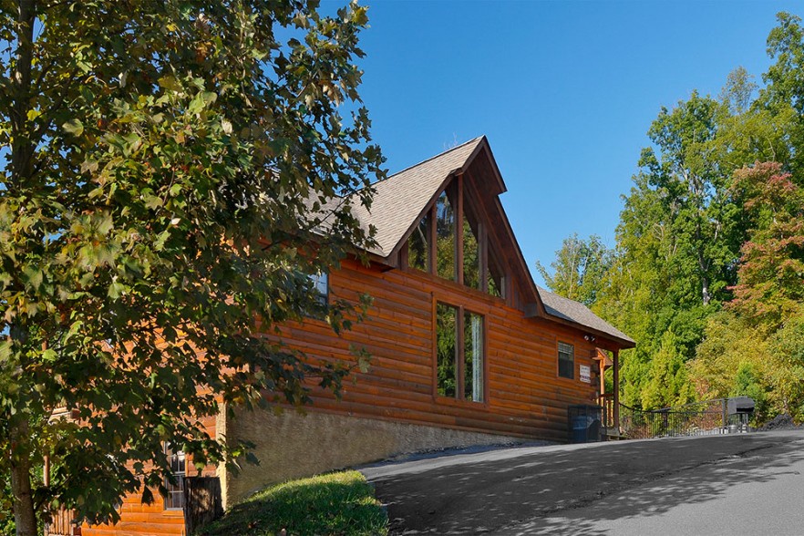 Parking and exterior at Kick Back & Relax! A 4 bedroom cabin rental located in Pigeon Forge