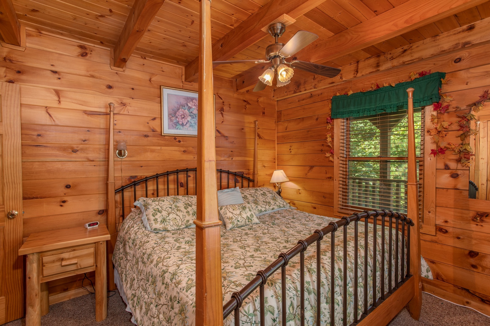 king sized four post bed at angel's majestic view a 3 bedroom cabin rental located in pigeon forge