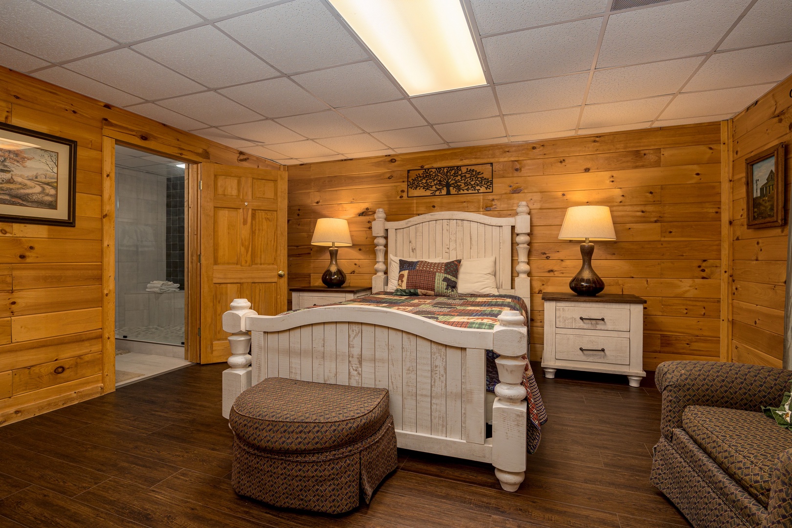Bedroom with bathroom attached at Fox Ridge, a 3 bedroom cabin rental located in Pigeon Forge