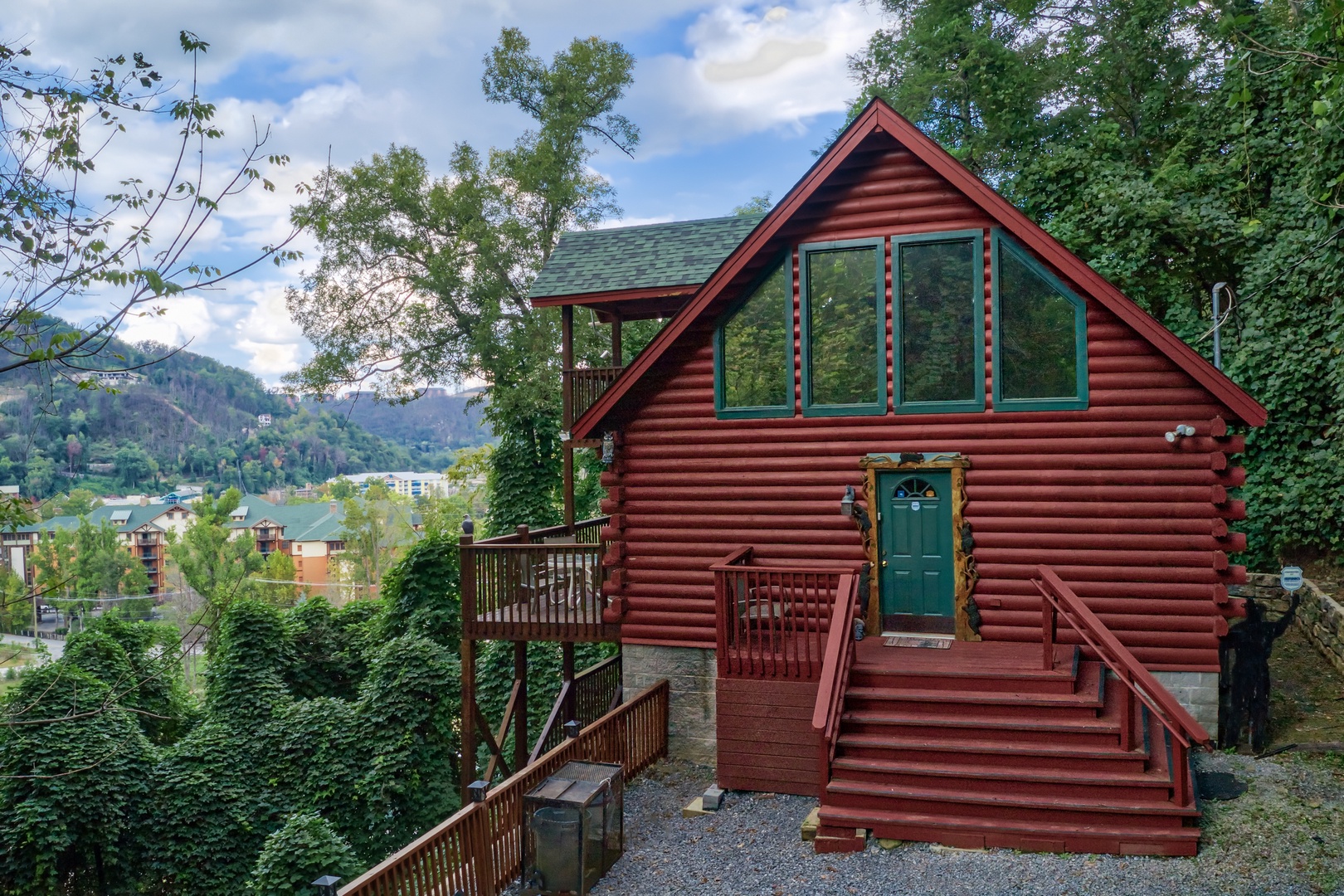 Entry from the parking area at Shiloh, a 3 bedroom cabin rental located in Gatlinburg