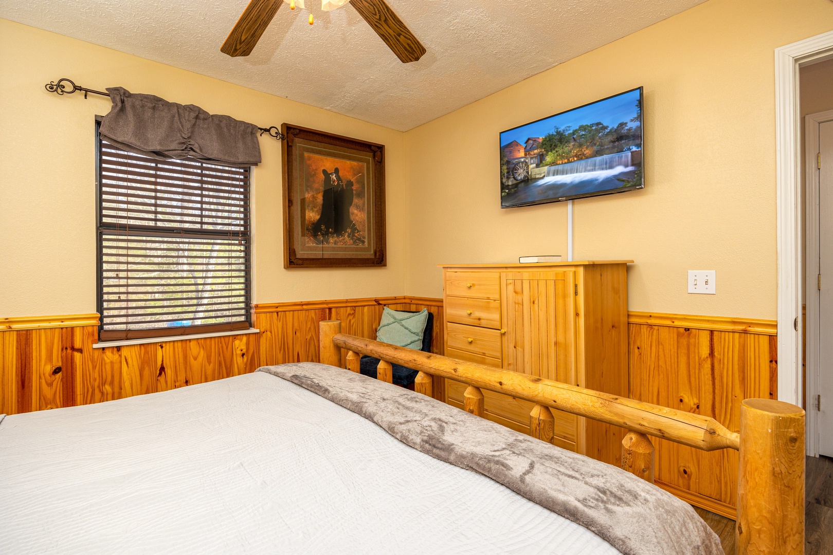 Bedroom amenities at Liam's Lookout, a 2 bedroom cabin rental located in Pigeon Forge
