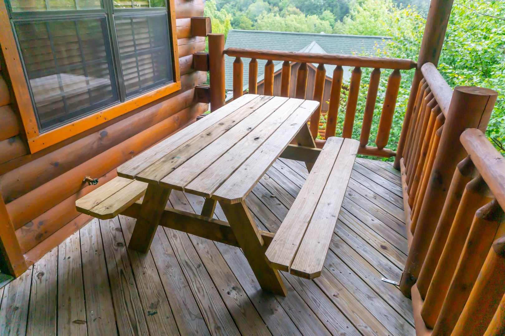 Picnic table on the deck at Family Ties Lodge