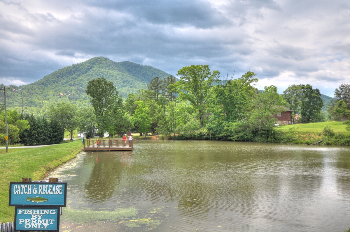 Resort for Moonbeams & Cabin Dreams, a 3 bedroom cabin rental located in Pigeon Forge