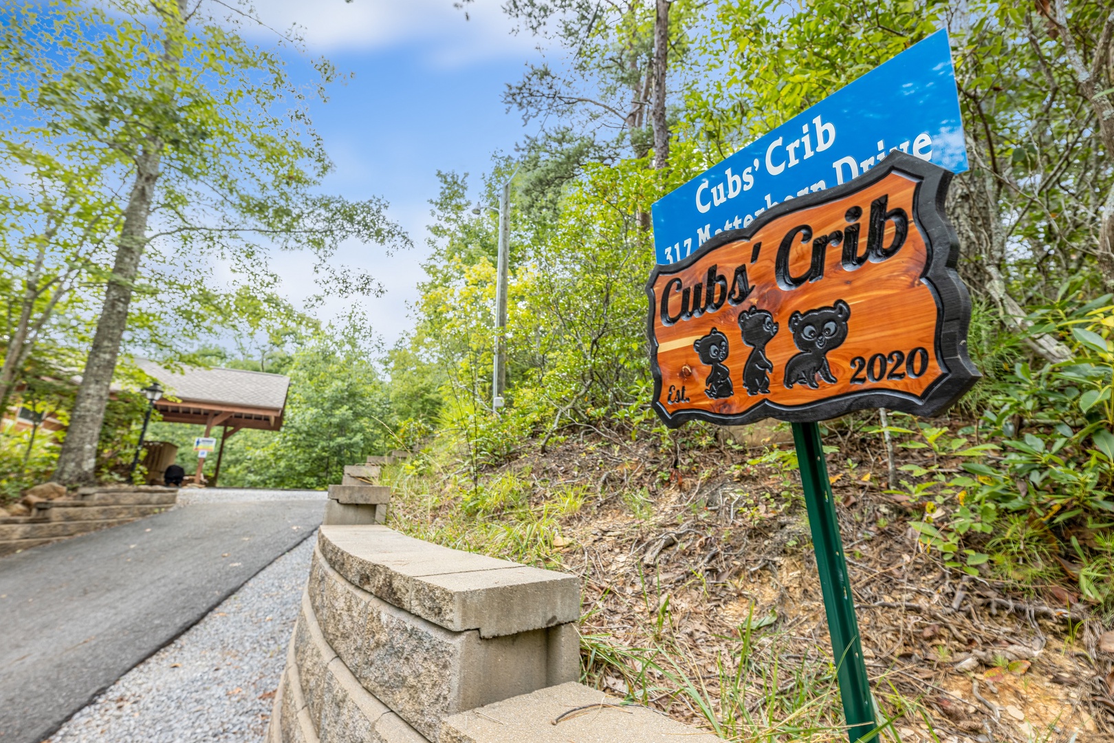 Welcome sign at Cubs' Crib, a 3 bedroom cabin rental located in Gatlinburg