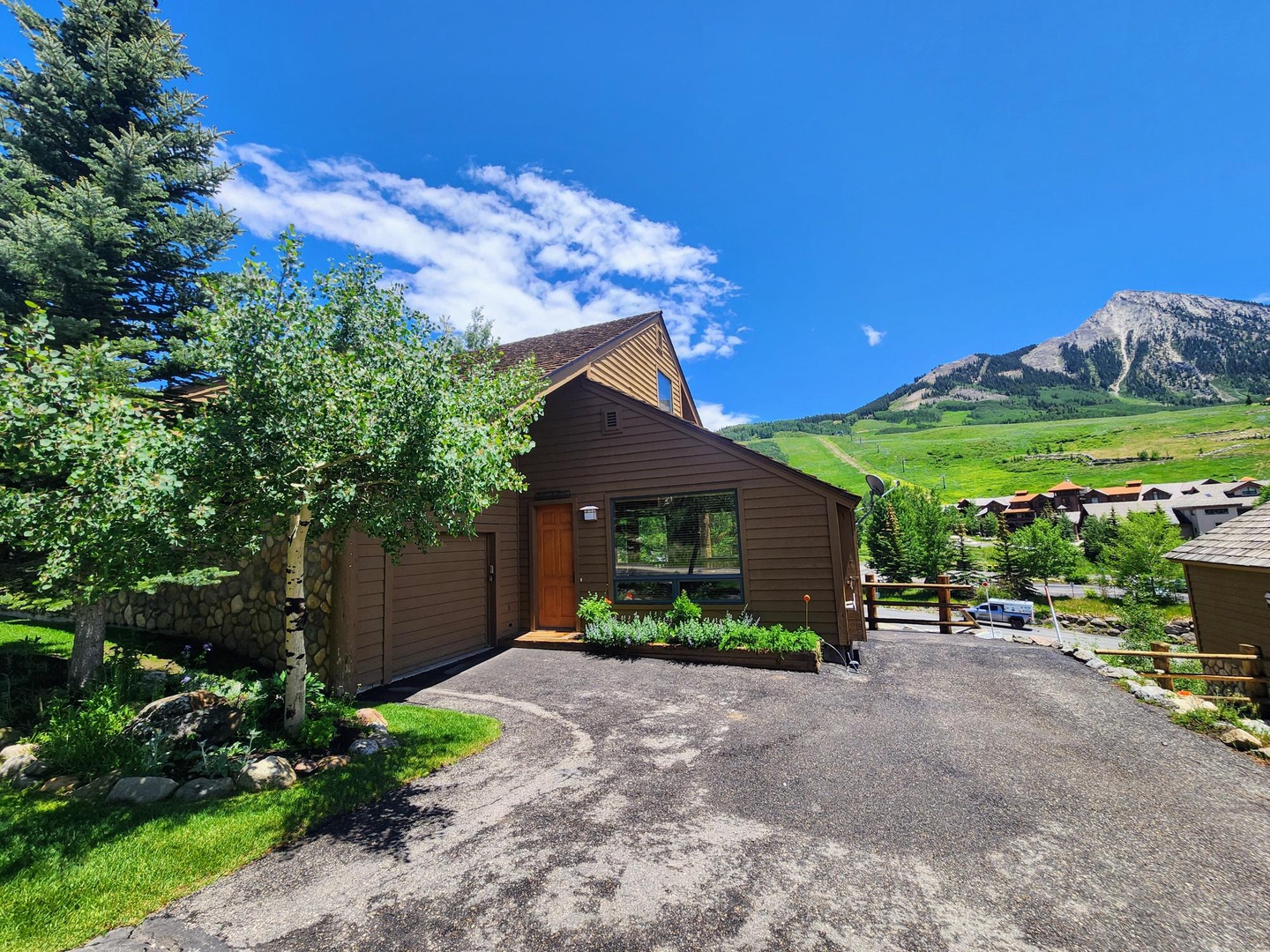 123 Snowmass Villas - Luxury Townhome Within Walking Distance to Slopes!