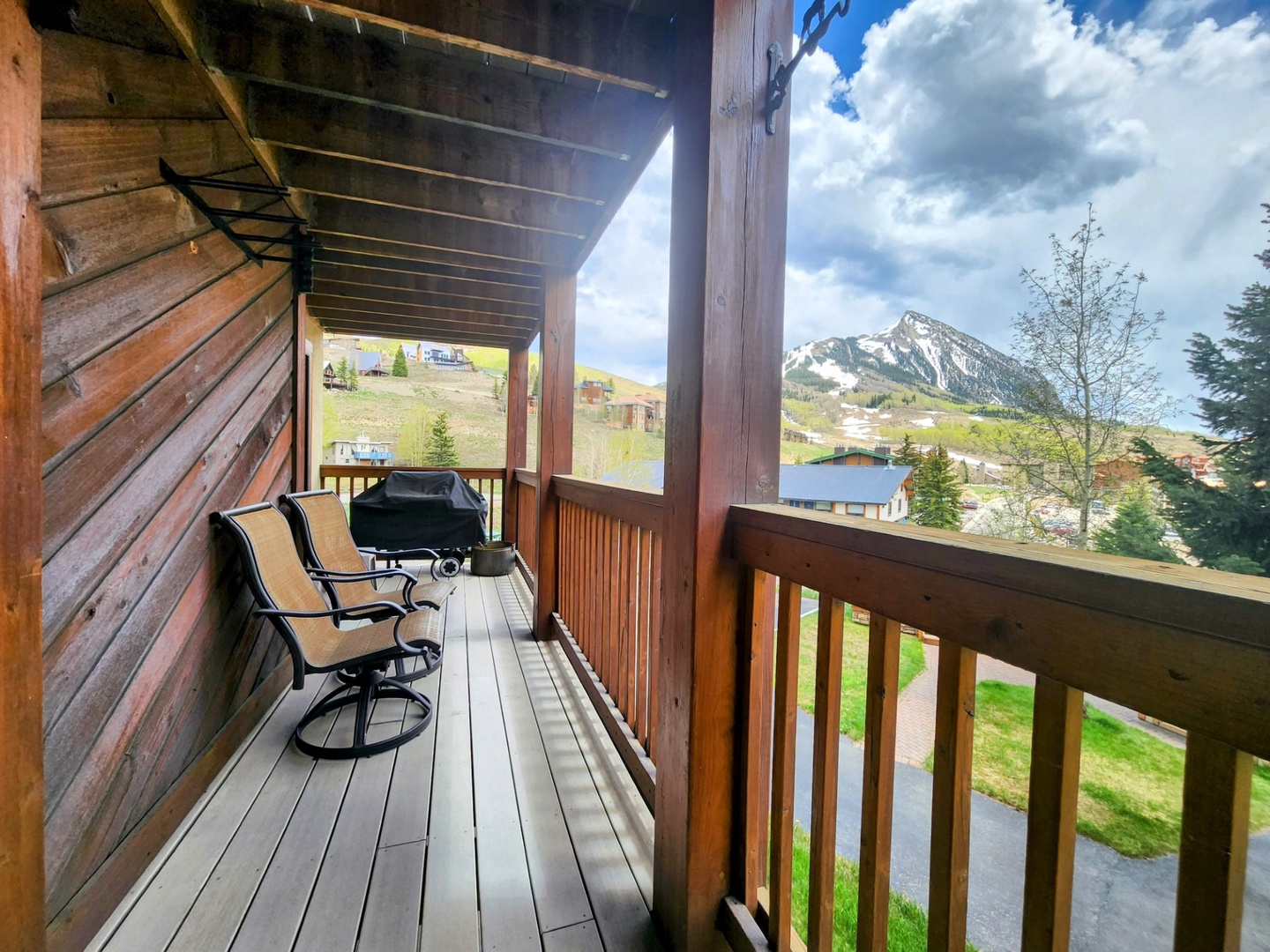 2D Ponderosa Condominium - Walk to the Slopes! Shared Hot Tub!