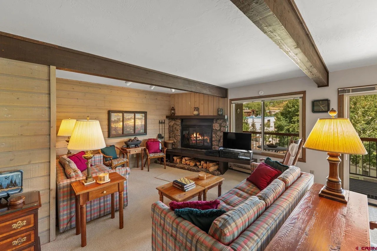 1 Outrun Maple - Close to Base Area, Shared Hot Tub, Mountain Views