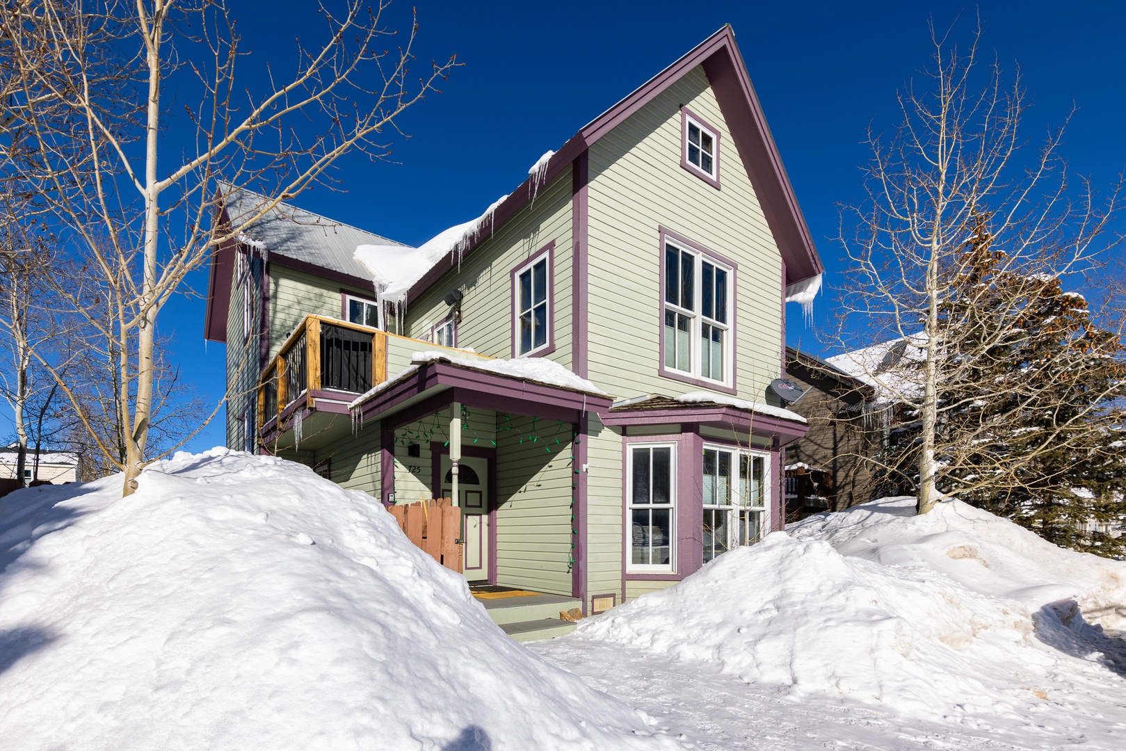 NEW! Cozy & Charming 725 Red Lady Ave – Your Downtown Getaway with a Hot Tub!