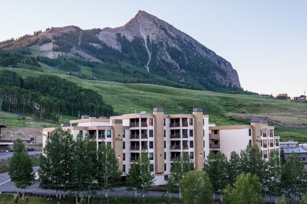 538 Plaza - Walk to the slopes, beautiful views, & hot tub.