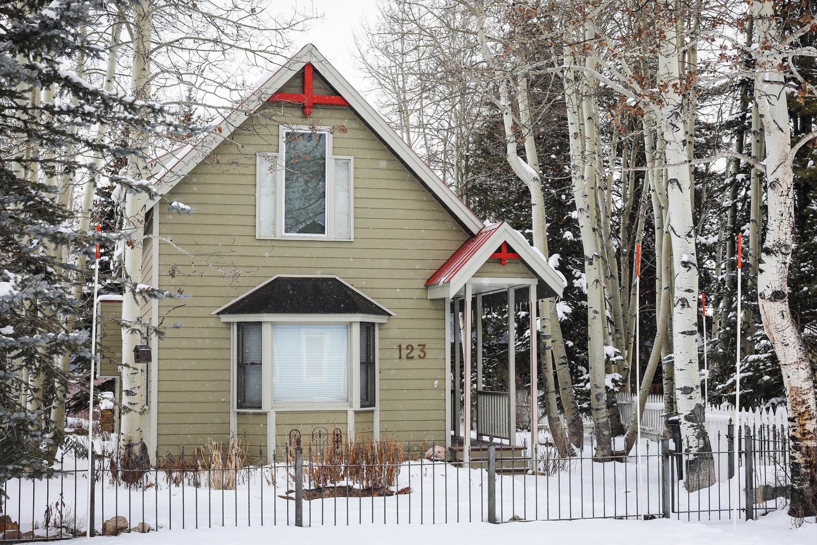 123 Maroon Avenue - Pet Friendly Downtown Rental with Fenced In Yard!