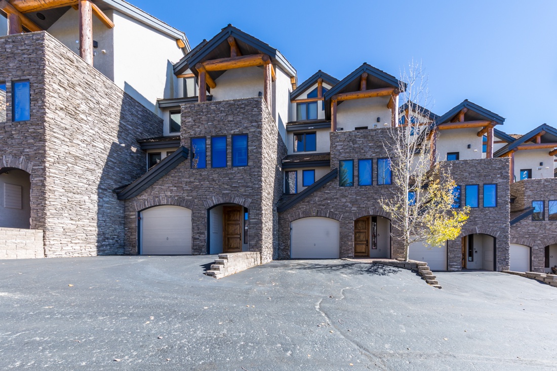 8 Silver Ridge Condominium - Luxury Rental, Pet-Friendly, Ski-in