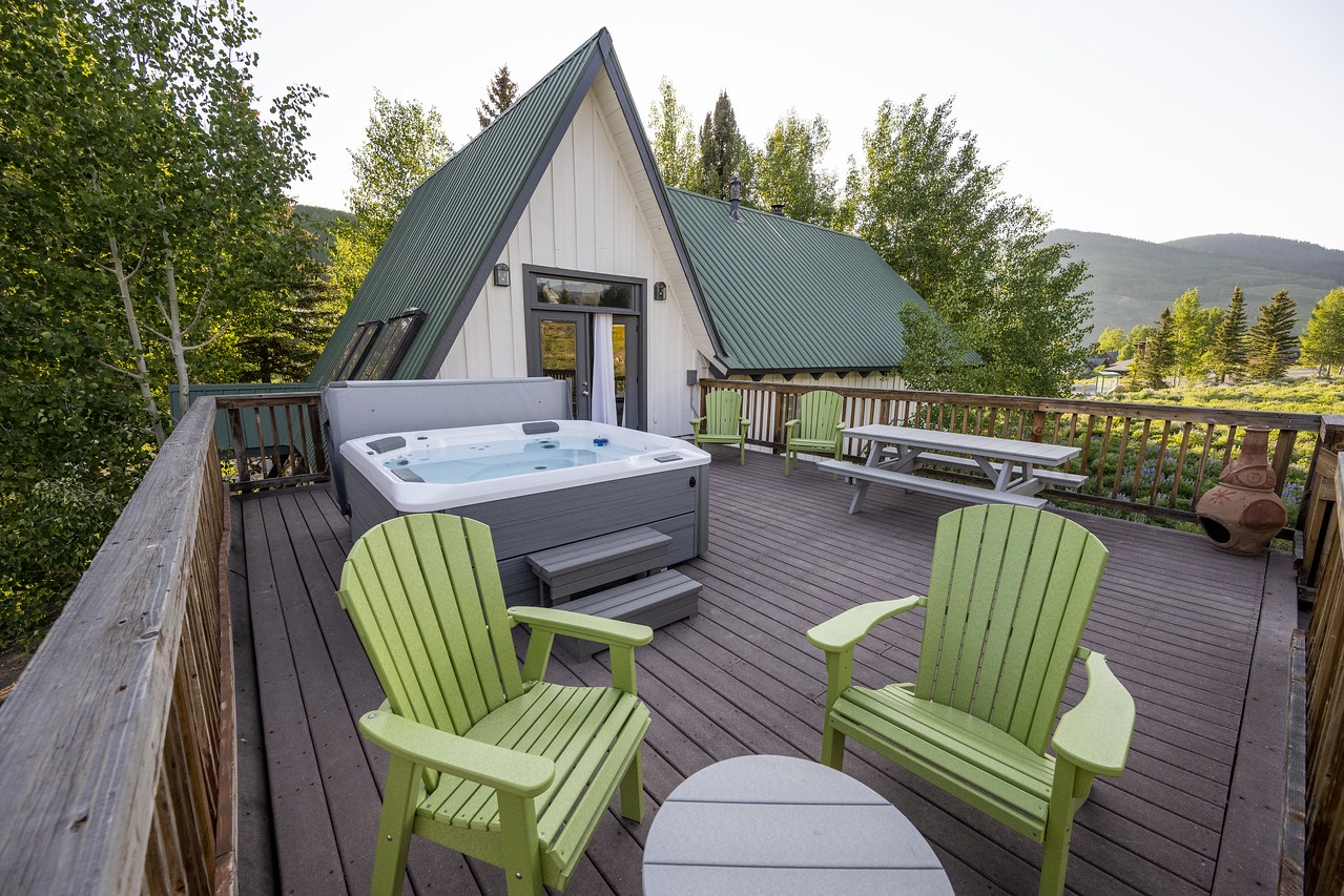 750 Gothic Rd - Family Friendly Rental with a Hot Tub! Walking Distance to Slopes on Mt. Crested Butte.