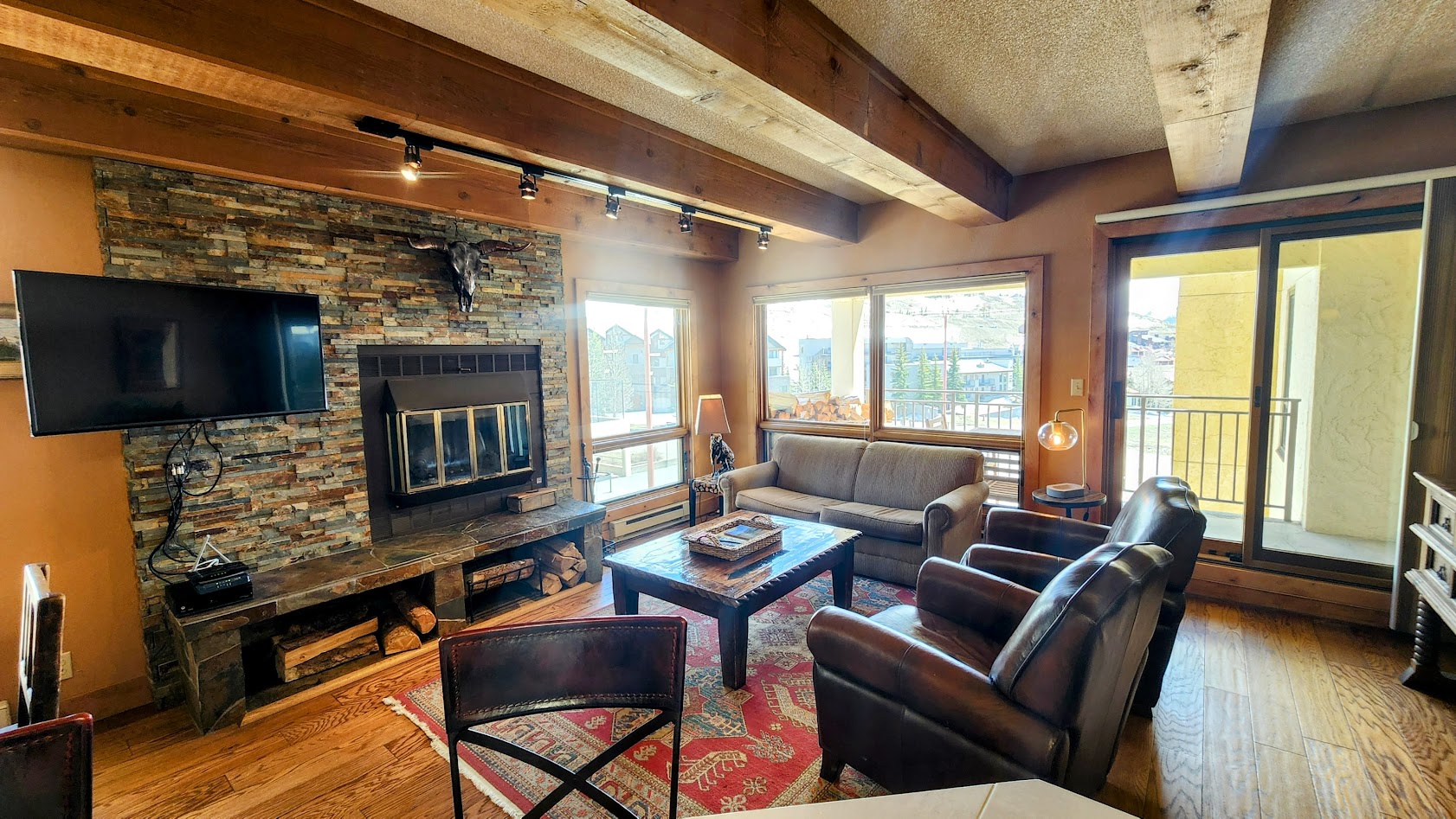 332 Plaza - Walk to the slopes, beautiful views, & hot tub.