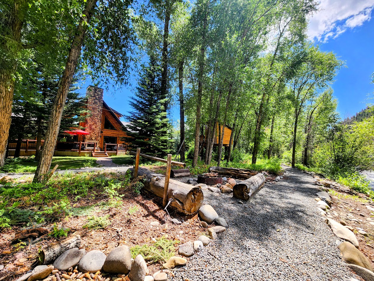 East River Escape w/ Cabin - NEW! River Front Access, close to Almont Resort and rafting.