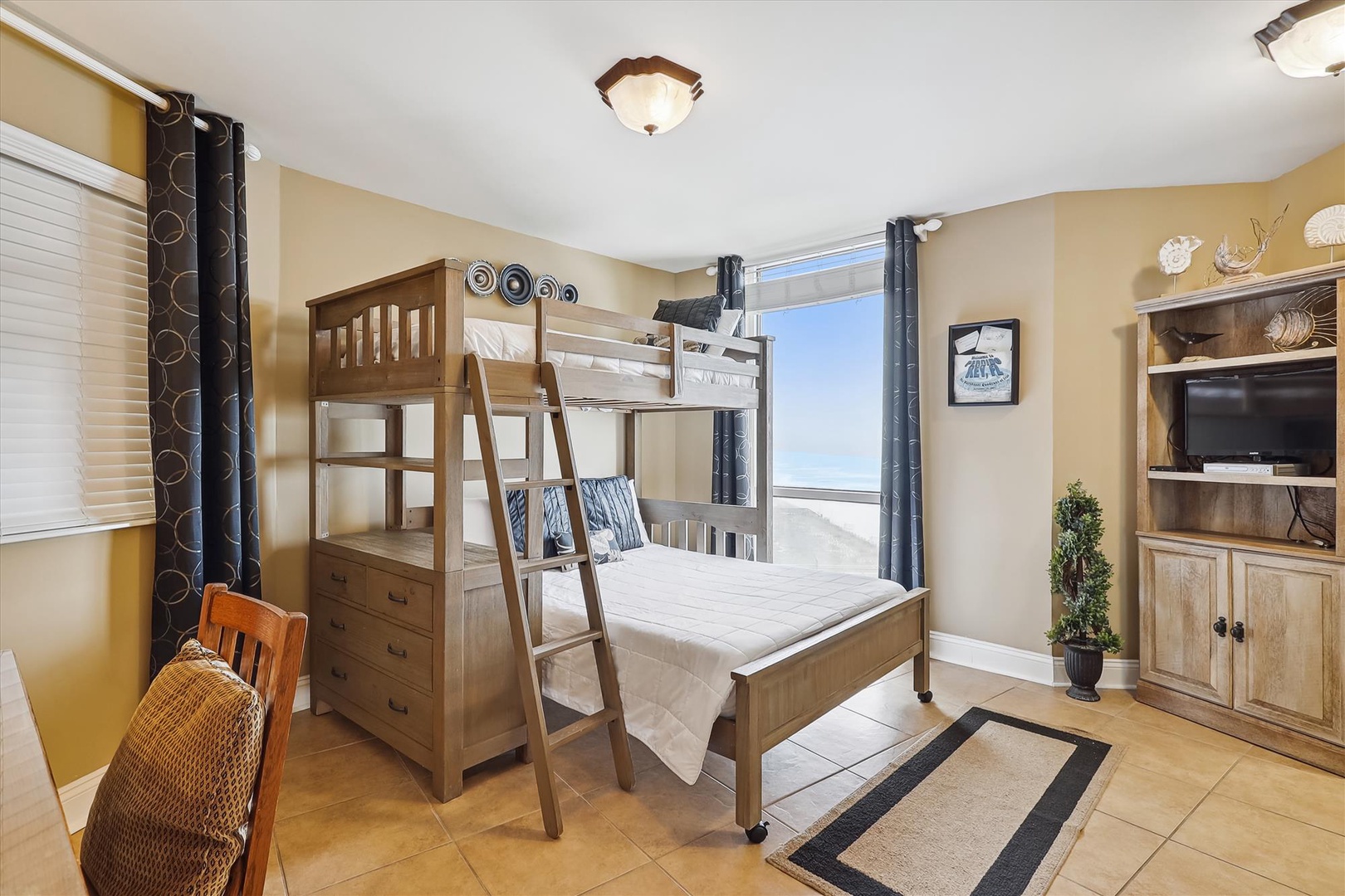 Perdido Sun 900 Guest Bedroom #2 Bunk Beds