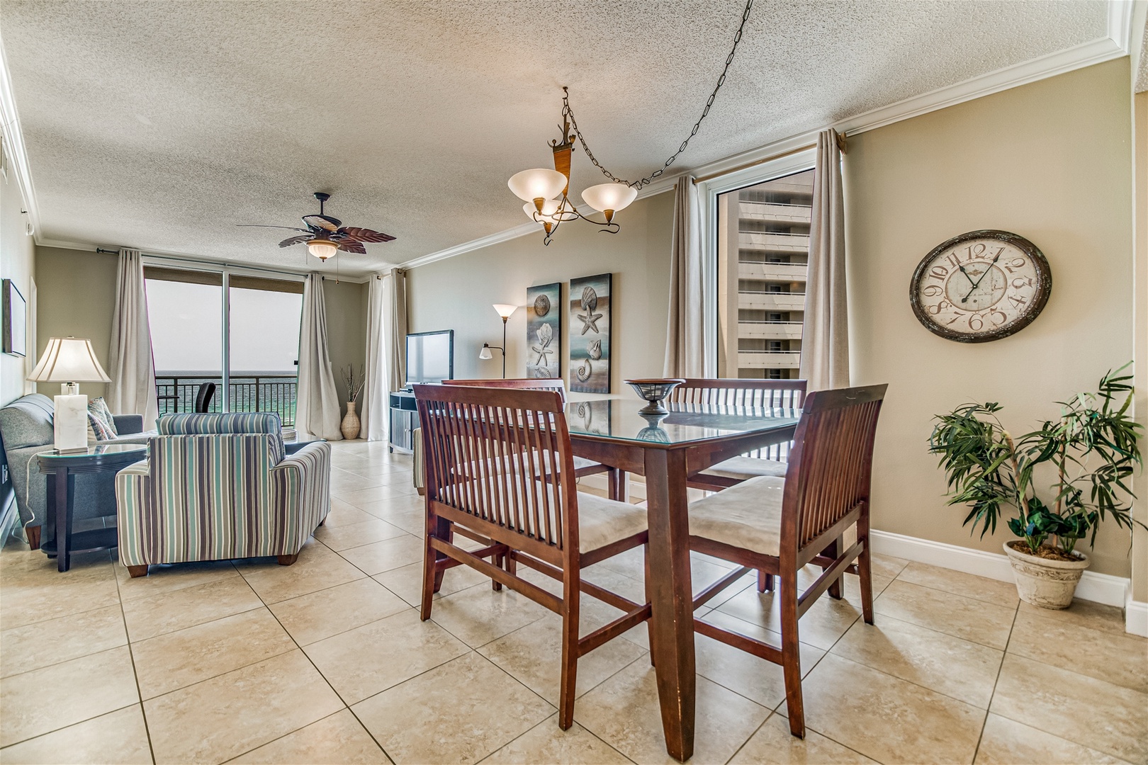 Palacio 406 Dining Room and Living Room