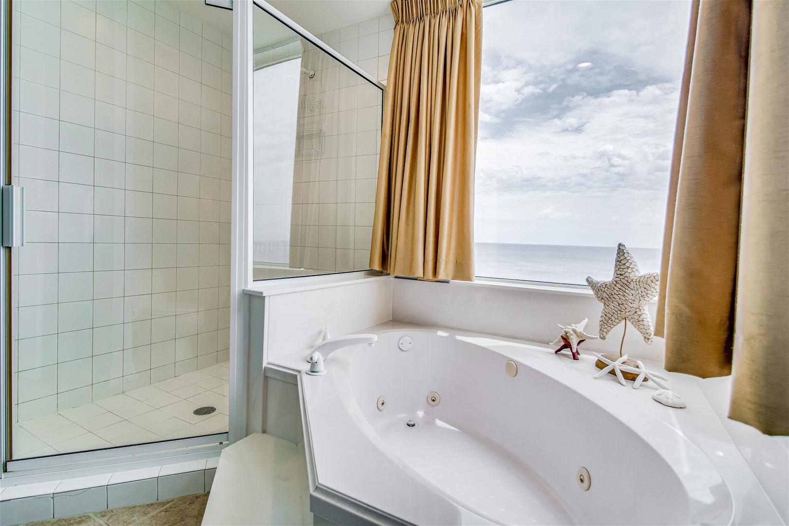 Beach Colony Tower 9C Master Bathroom Jetted Tub