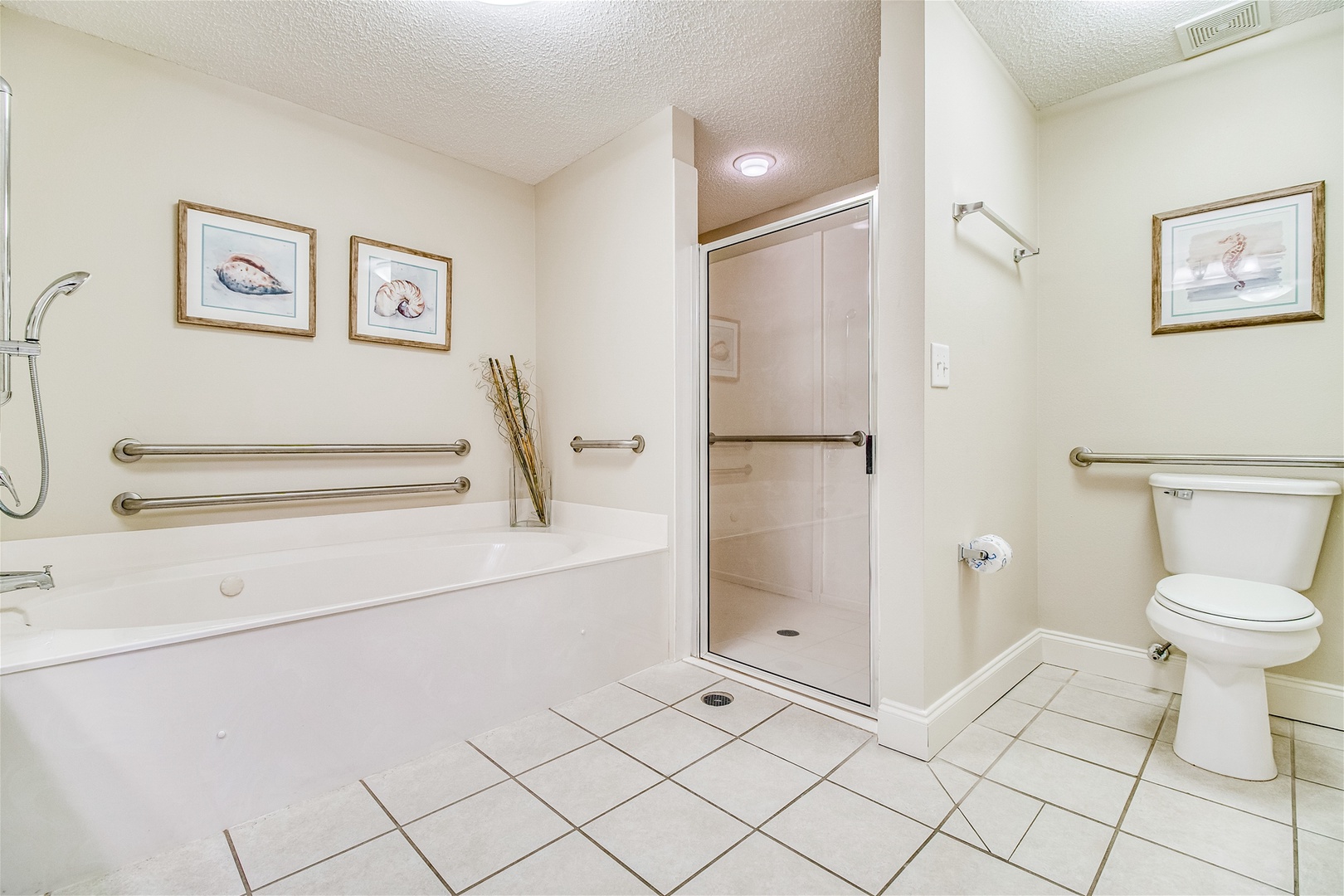 Palacio 404 Master Bathroom Standing Shower and Tub