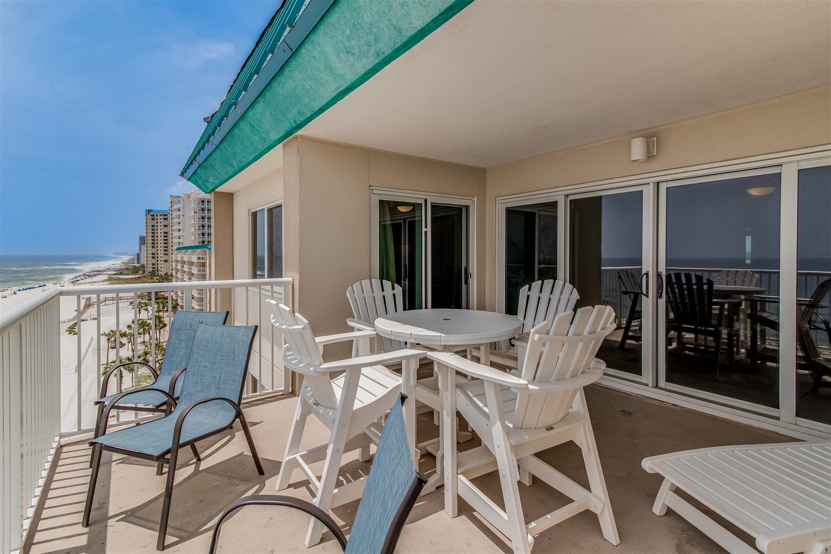 Sandy Key 818 Deck with Chairs and Table