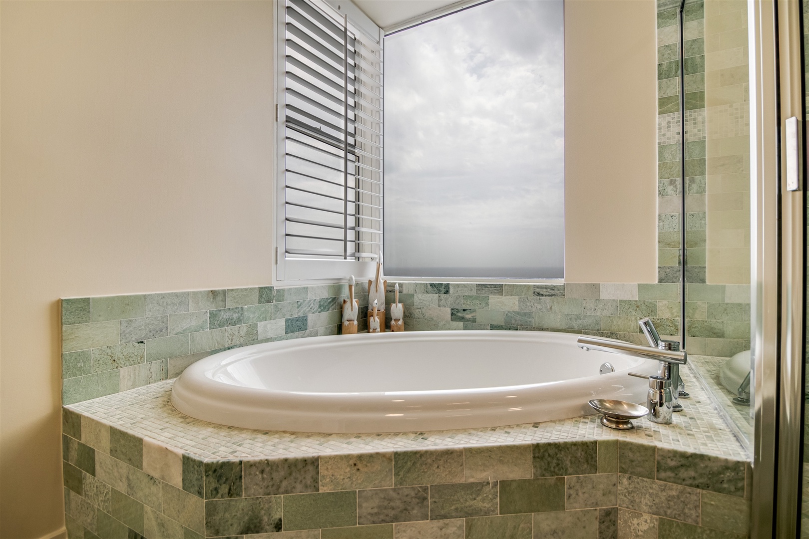 Beach Colony West PH2B Master Bathroom Tub