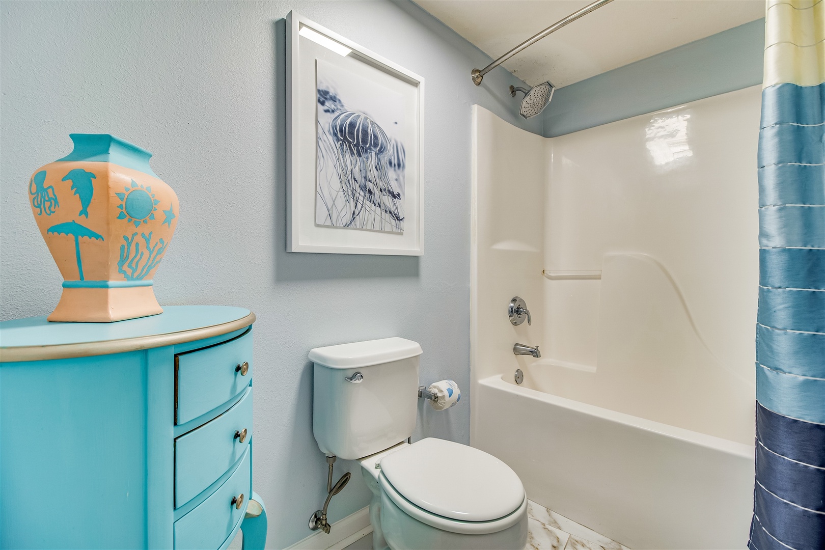 Perdido Towers 305 Guest Bathroom #1 Shower Tub Combo